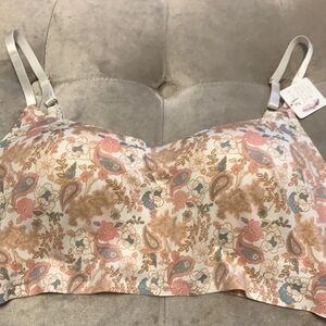 Jessica Simpson size large super silky and soft smoothing bra w/ wire free cups